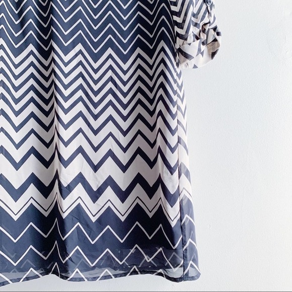 As U Wish • Short Sleeve Chevron Print Shift Dress, Black/Beige, Size Small - Picture 5 of 14
